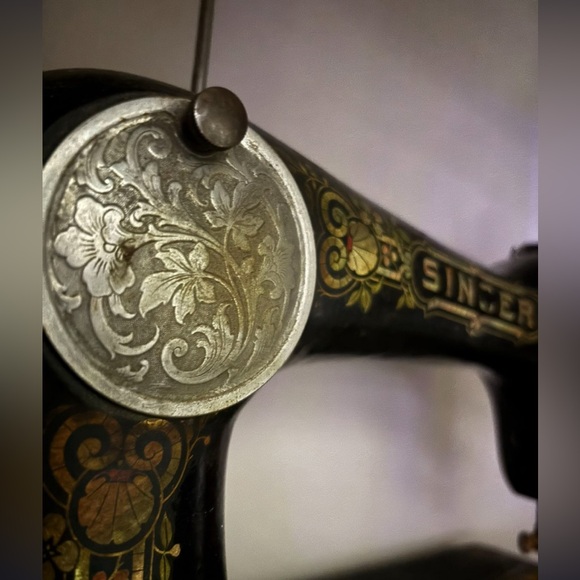 Antique 1915 G4 Series Singer Sewing Machine -Gorgeous! - Picture 4 of 6